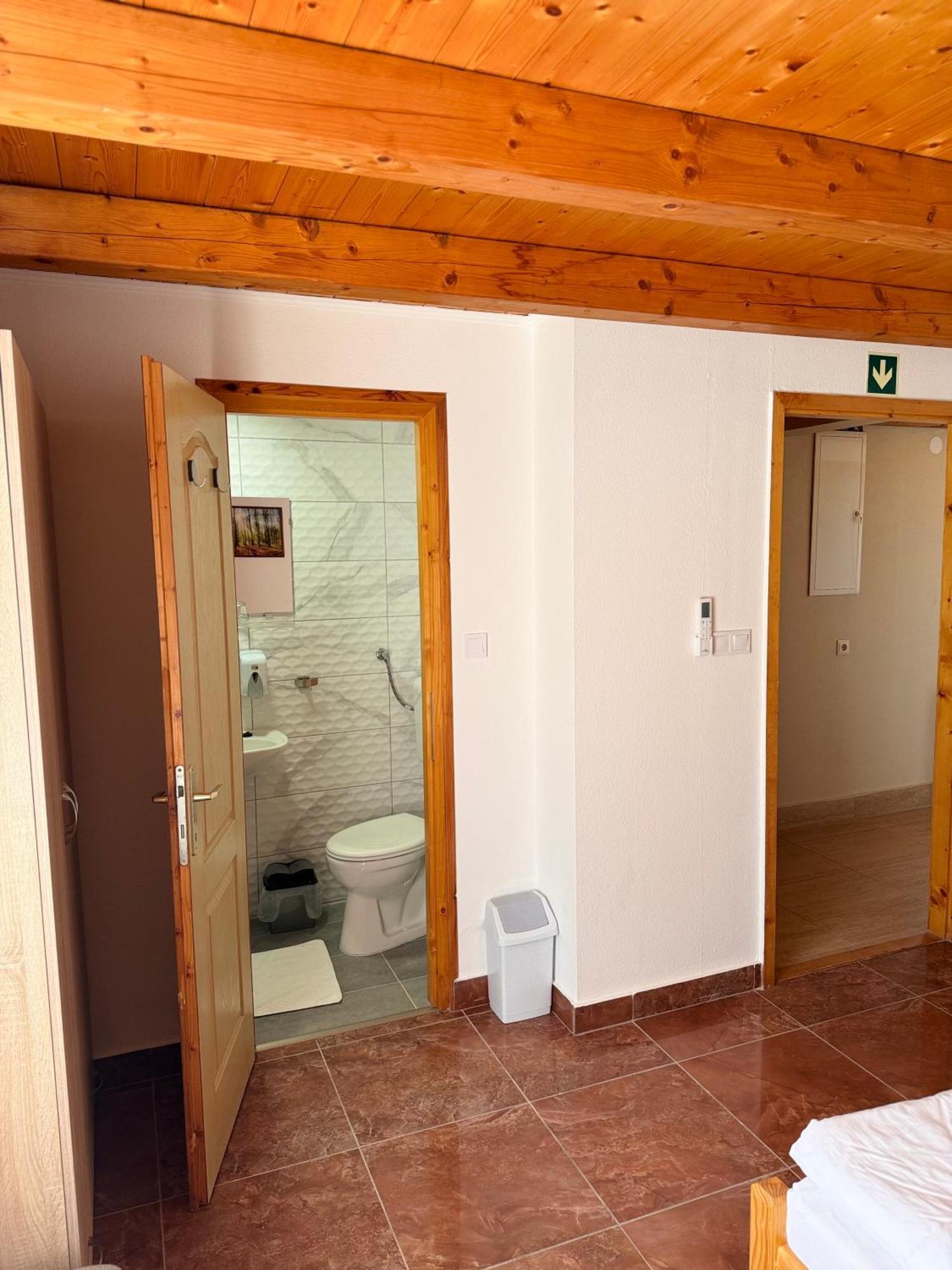 Fuerdo Panzio Bed & Breakfast Karcag Exterior photo